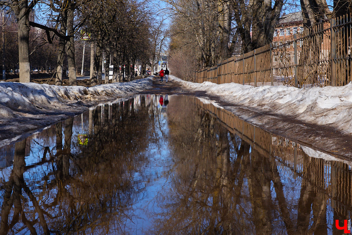 После аномально снежной зимы владимирцы были морально готовы к широкому весеннему разливу в черте города. Казалось, большие и глубокие лужи неизбежны. Однако сугробы активно тают под мартовским солнцем вторую неделю, вот только ручьи никуда не текут и не бегут. Точнее, они, конечно же, есть, но в куда более скромном количестве, нежели ожидалось.