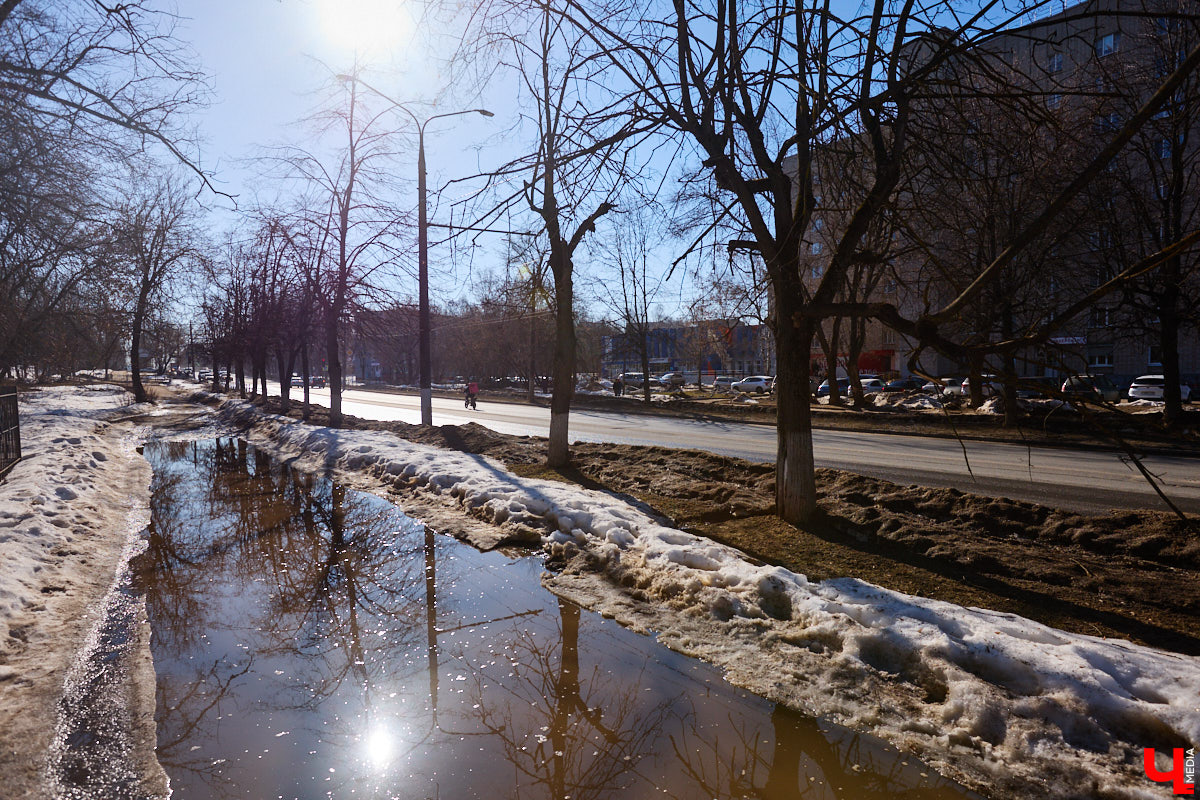 После аномально снежной зимы владимирцы были морально готовы к широкому весеннему разливу в черте города. Казалось, большие и глубокие лужи неизбежны. Однако сугробы активно тают под мартовским солнцем вторую неделю, вот только ручьи никуда не текут и не бегут. Точнее, они, конечно же, есть, но в куда более скромном количестве, нежели ожидалось.