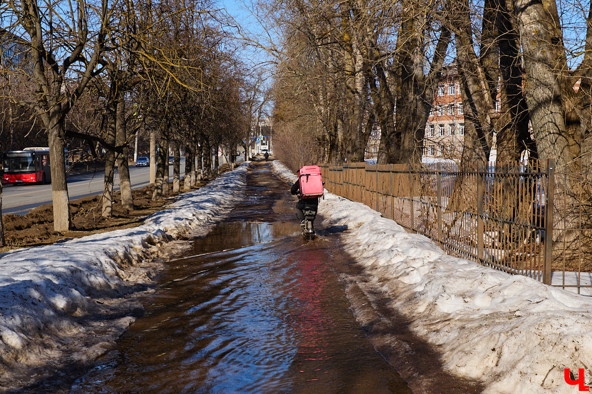После аномально снежной зимы владимирцы были морально готовы к широкому весеннему разливу в черте города. Казалось, большие и глубокие лужи неизбежны. Однако сугробы активно тают под мартовским солнцем вторую неделю, вот только ручьи никуда не текут и не бегут. Точнее, они, конечно же, есть, но в куда более скромном количестве, нежели ожидалось.