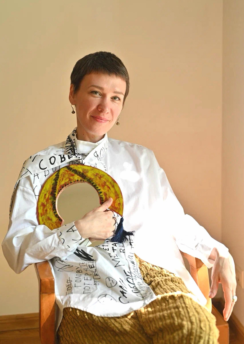 Керамика появилась в жизни Елизаветы Зеленцовой шесть лет назад, и скучным ее творчество точно не назовешь! Сейчас мастерица из Владимира создает удивительные арт-объекты: панно с историческими интерьерами и зеркала-кокошники, сочетающие в себе старину и современность.