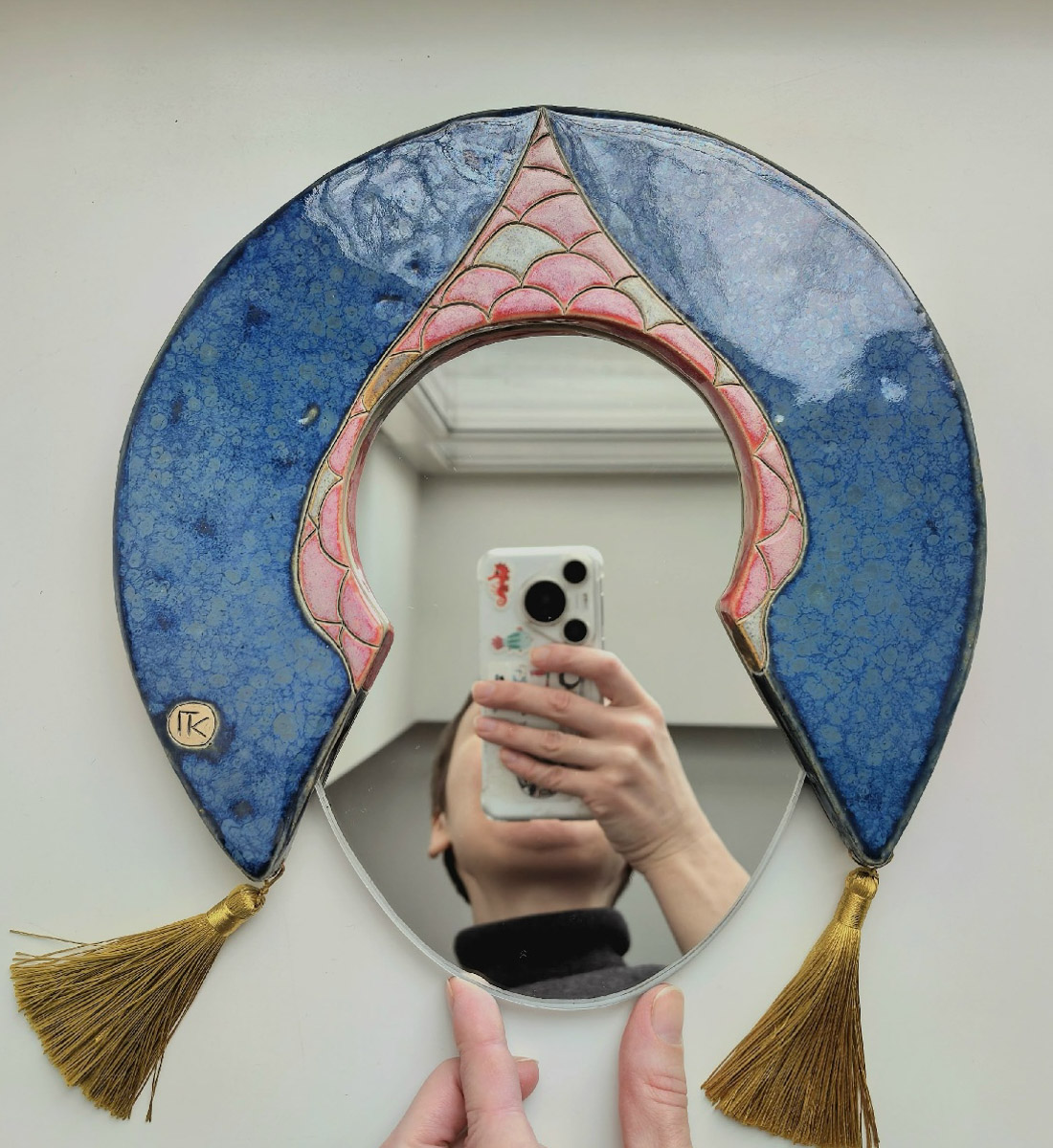 Керамика появилась в жизни Елизаветы Зеленцовой шесть лет назад, и скучным ее творчество точно не назовешь! Сейчас мастерица из Владимира создает удивительные арт-объекты: панно с историческими интерьерами и зеркала-кокошники, сочетающие в себе старину и современность.