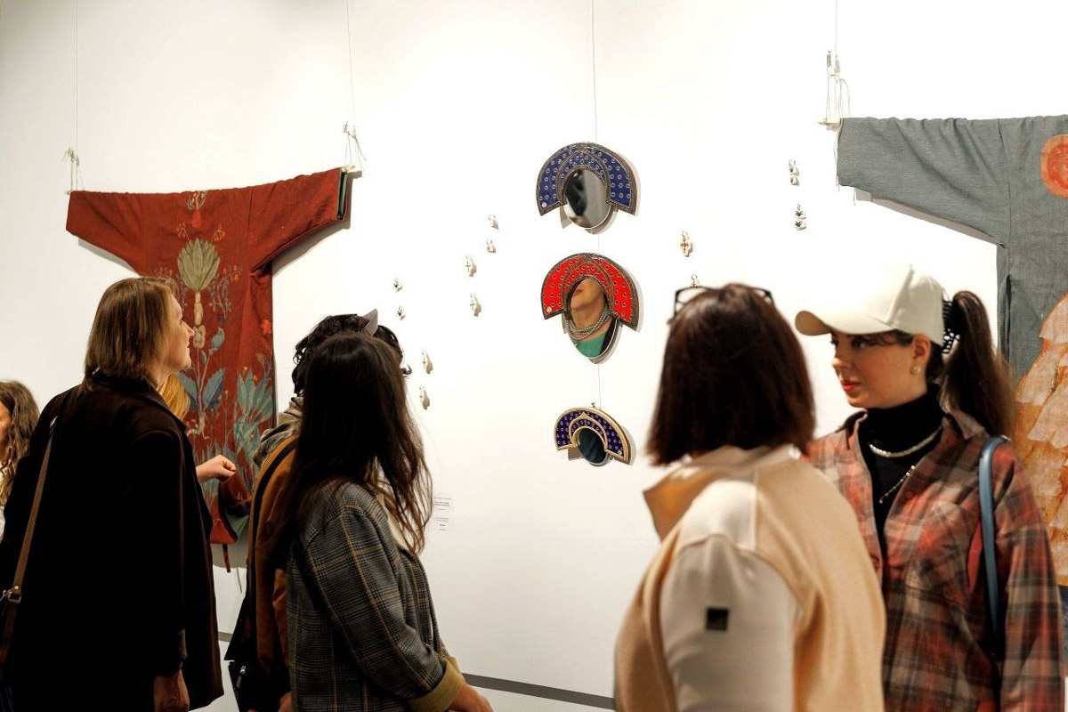 Керамика появилась в жизни Елизаветы Зеленцовой шесть лет назад, и скучным ее творчество точно не назовешь! Сейчас мастерица из Владимира создает удивительные арт-объекты: панно с историческими интерьерами и зеркала-кокошники, сочетающие в себе старину и современность.