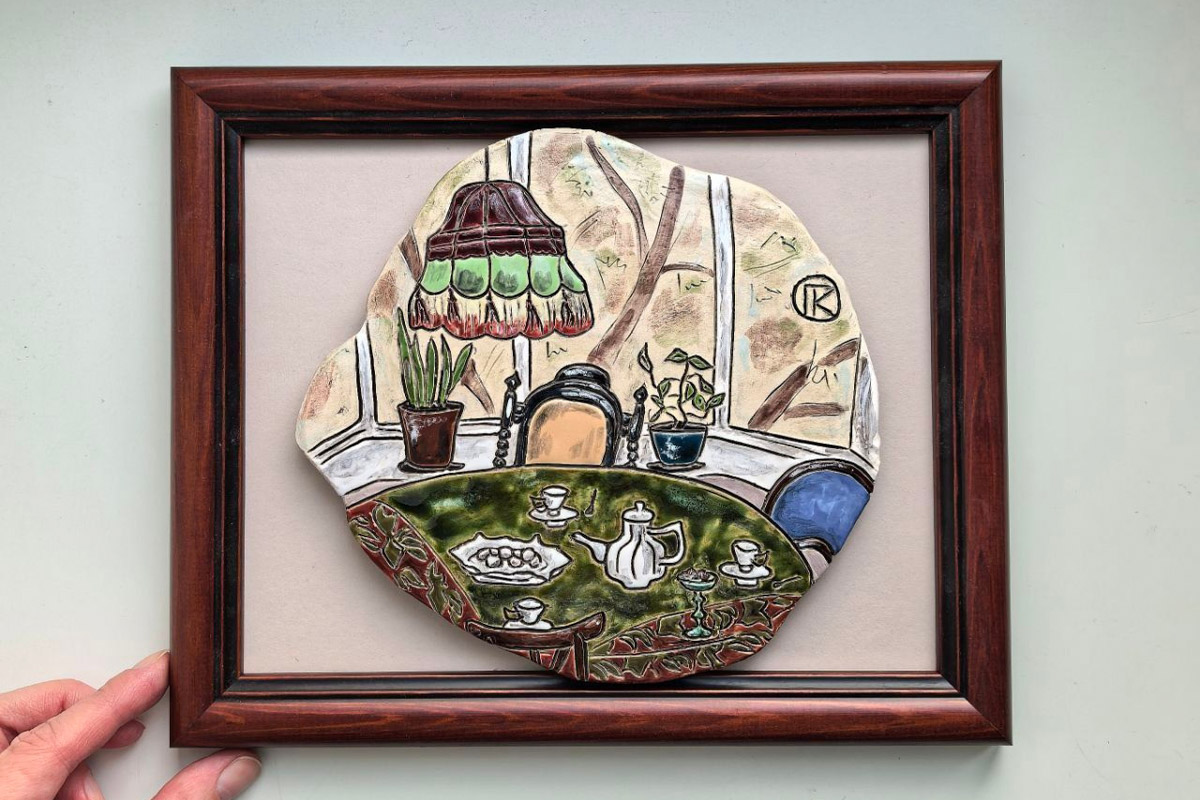 Керамика появилась в жизни Елизаветы Зеленцовой шесть лет назад, и скучным ее творчество точно не назовешь! Сейчас мастерица из Владимира создает удивительные арт-объекты: панно с историческими интерьерами и зеркала-кокошники, сочетающие в себе старину и современность.