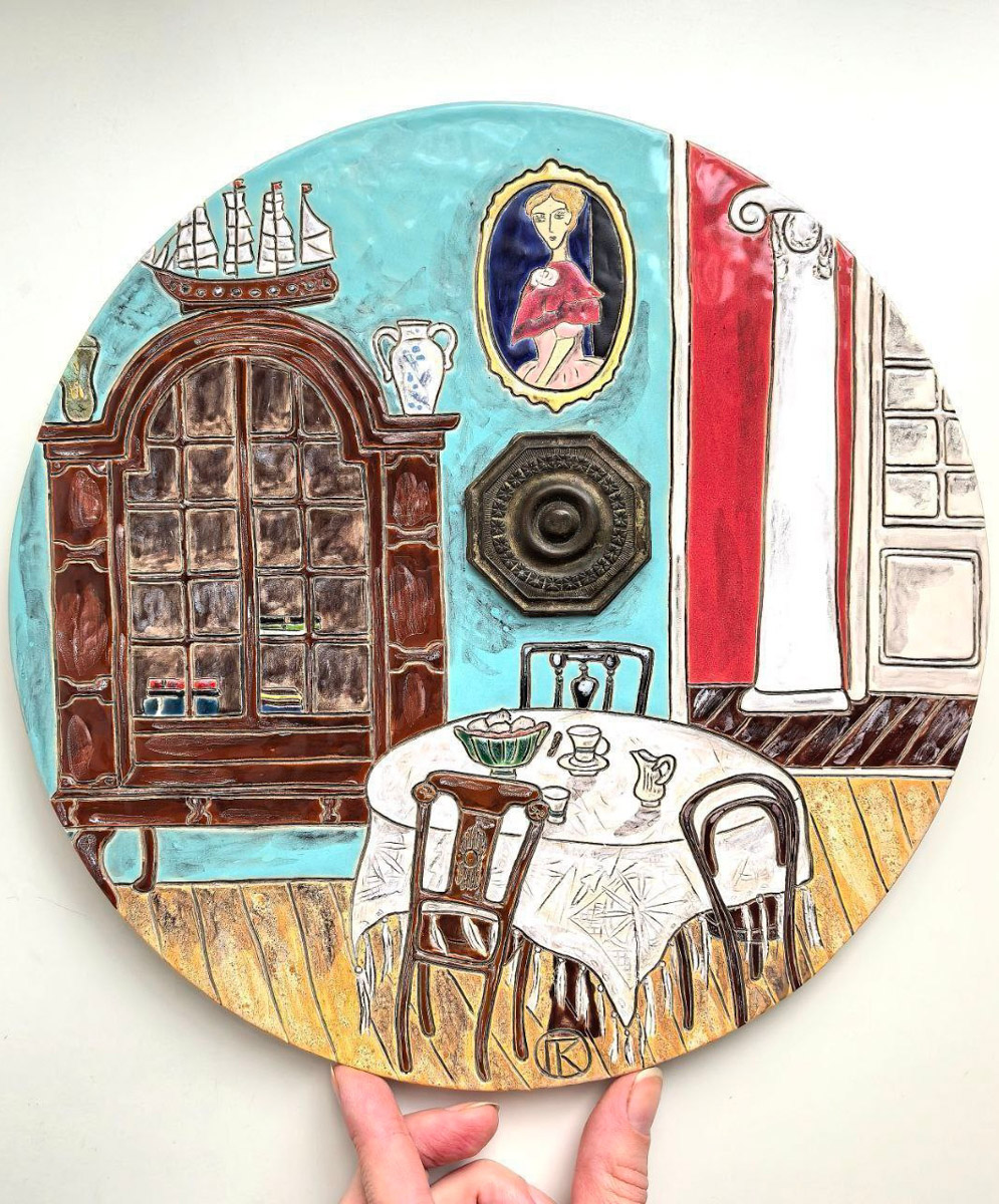 Керамика появилась в жизни Елизаветы Зеленцовой шесть лет назад, и скучным ее творчество точно не назовешь! Сейчас мастерица из Владимира создает удивительные арт-объекты: панно с историческими интерьерами и зеркала-кокошники, сочетающие в себе старину и современность.