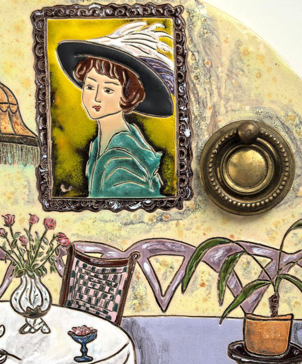 Керамика появилась в жизни Елизаветы Зеленцовой шесть лет назад, и скучным ее творчество точно не назовешь! Сейчас мастерица из Владимира создает удивительные арт-объекты: панно с историческими интерьерами и зеркала-кокошники, сочетающие в себе старину и современность.