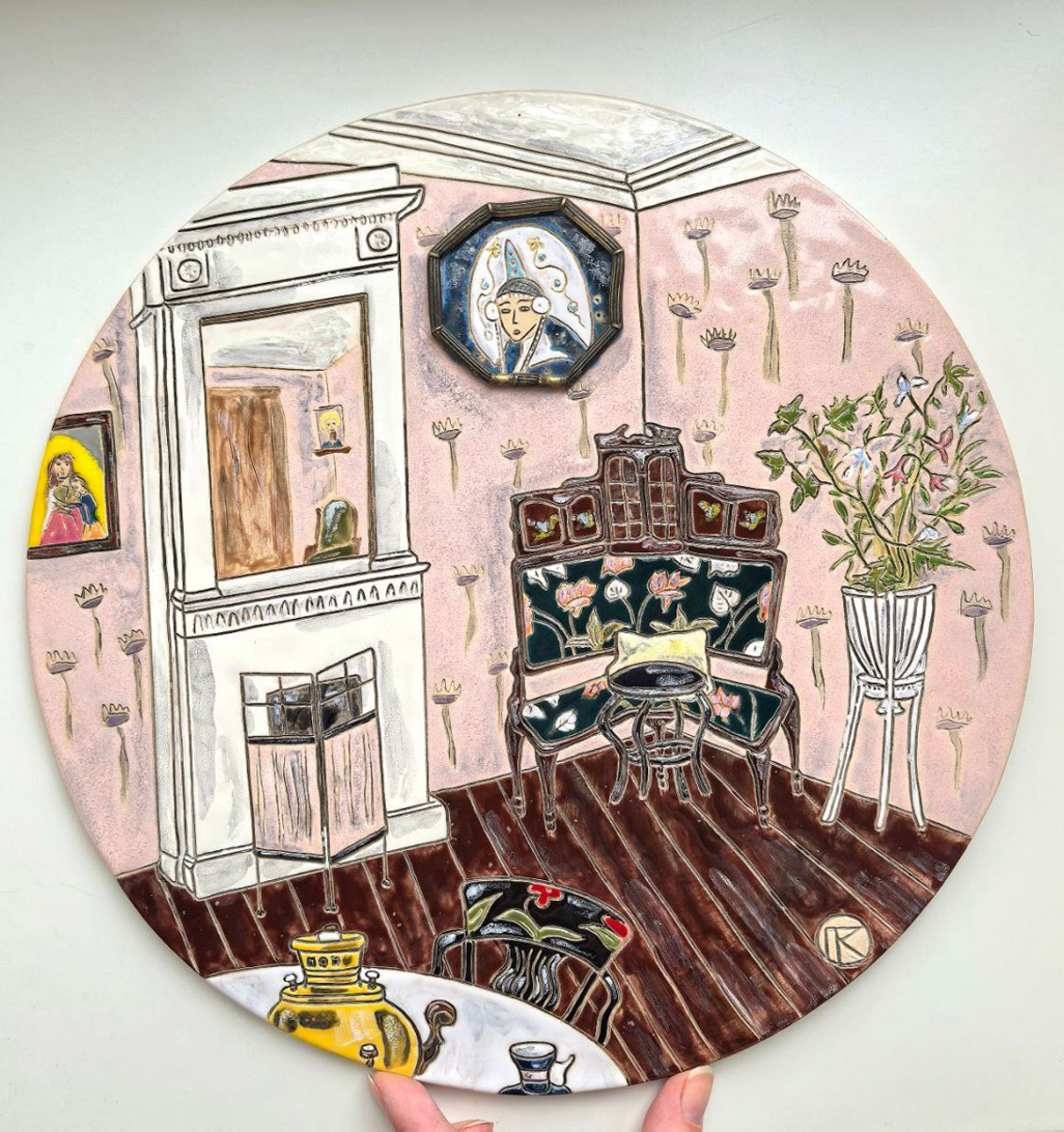 Керамика появилась в жизни Елизаветы Зеленцовой шесть лет назад, и скучным ее творчество точно не назовешь! Сейчас мастерица из Владимира создает удивительные арт-объекты: панно с историческими интерьерами и зеркала-кокошники, сочетающие в себе старину и современность.