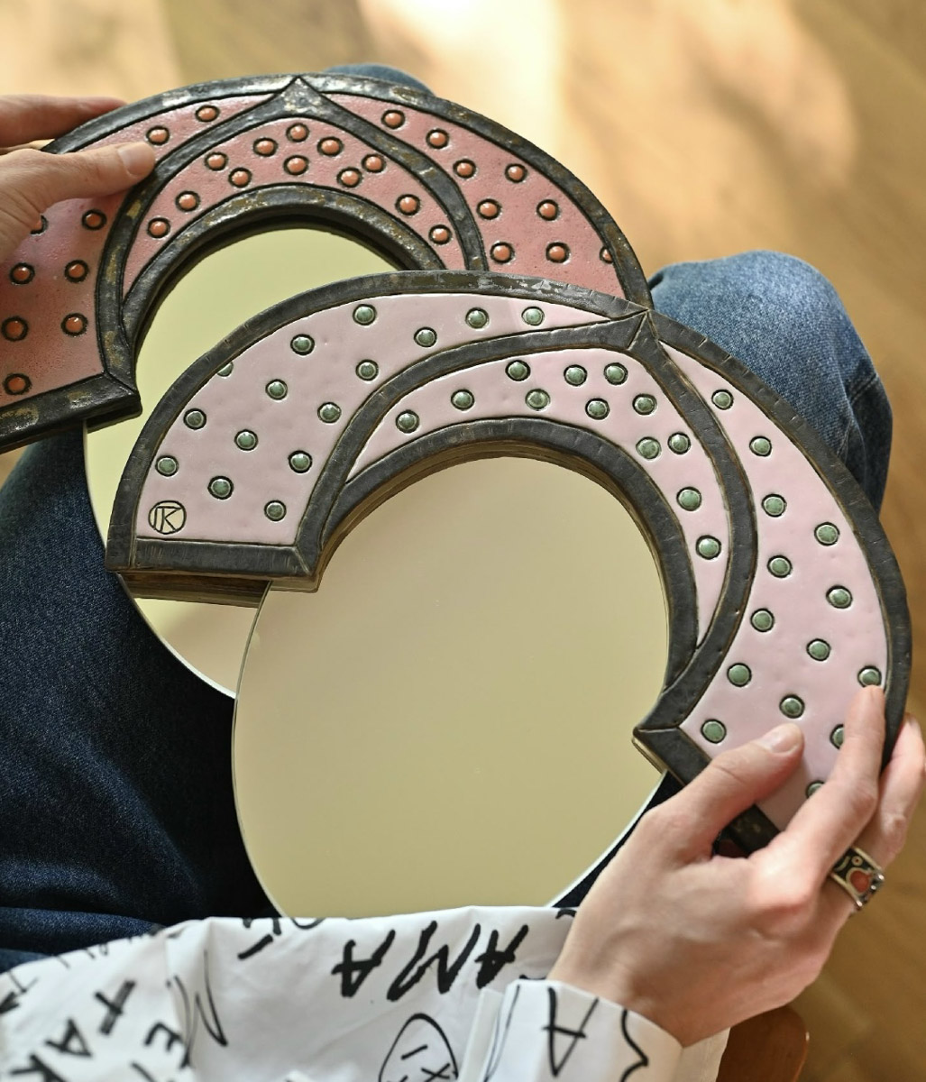 Керамика появилась в жизни Елизаветы Зеленцовой шесть лет назад, и скучным ее творчество точно не назовешь! Сейчас мастерица из Владимира создает удивительные арт-объекты: панно с историческими интерьерами и зеркала-кокошники, сочетающие в себе старину и современность.