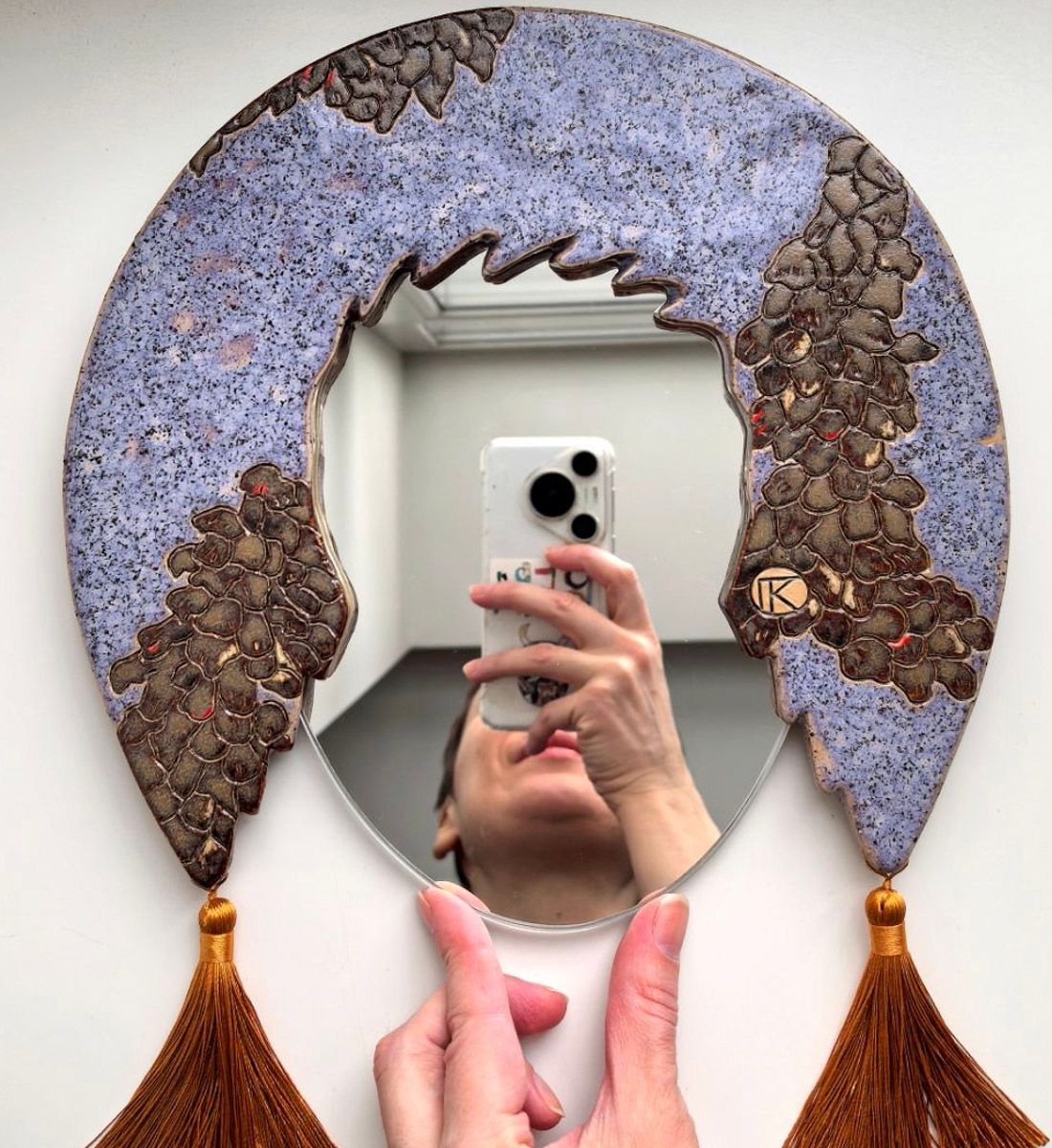 Керамика появилась в жизни Елизаветы Зеленцовой шесть лет назад, и скучным ее творчество точно не назовешь! Сейчас мастерица из Владимира создает удивительные арт-объекты: панно с историческими интерьерами и зеркала-кокошники, сочетающие в себе старину и современность.