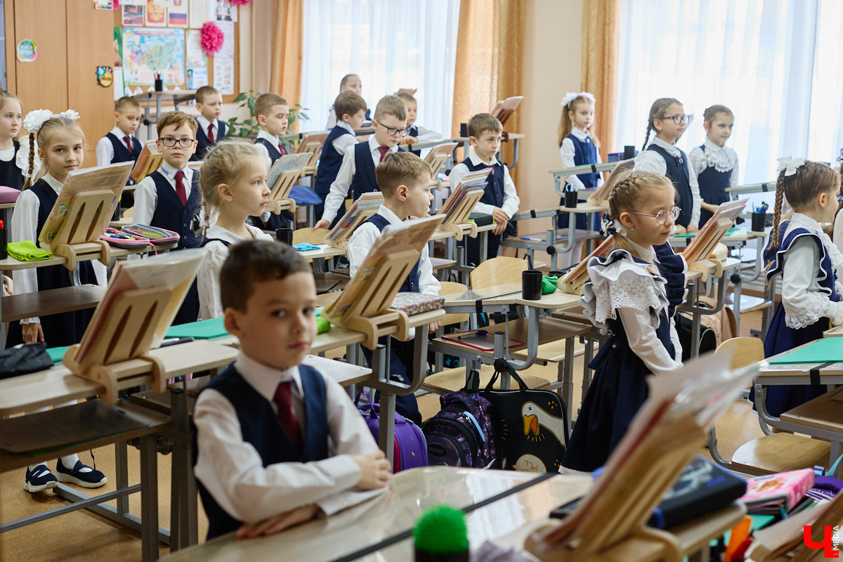 Ученики первого класса школы № 37 учатся в режиме сенсорной свободы и психомоторной раскрепощенности по методике Базарного. Каждые 15 минут дети по очереди встают и садятся, следят за знаком бесконечности на потолке, балансируют на тренажере, много играют и мало болеют. «Ключ-Медиа» пригласили на занятия по необычной программе.