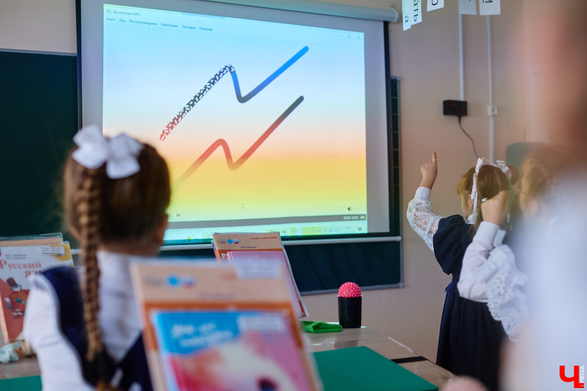 Ученики первого класса школы № 37 учатся в режиме сенсорной свободы и психомоторной раскрепощенности по методике Базарного. Каждые 15 минут дети по очереди встают и садятся, следят за знаком бесконечности на потолке, балансируют на тренажере, много играют и мало болеют. «Ключ-Медиа» пригласили на занятия по необычной программе.