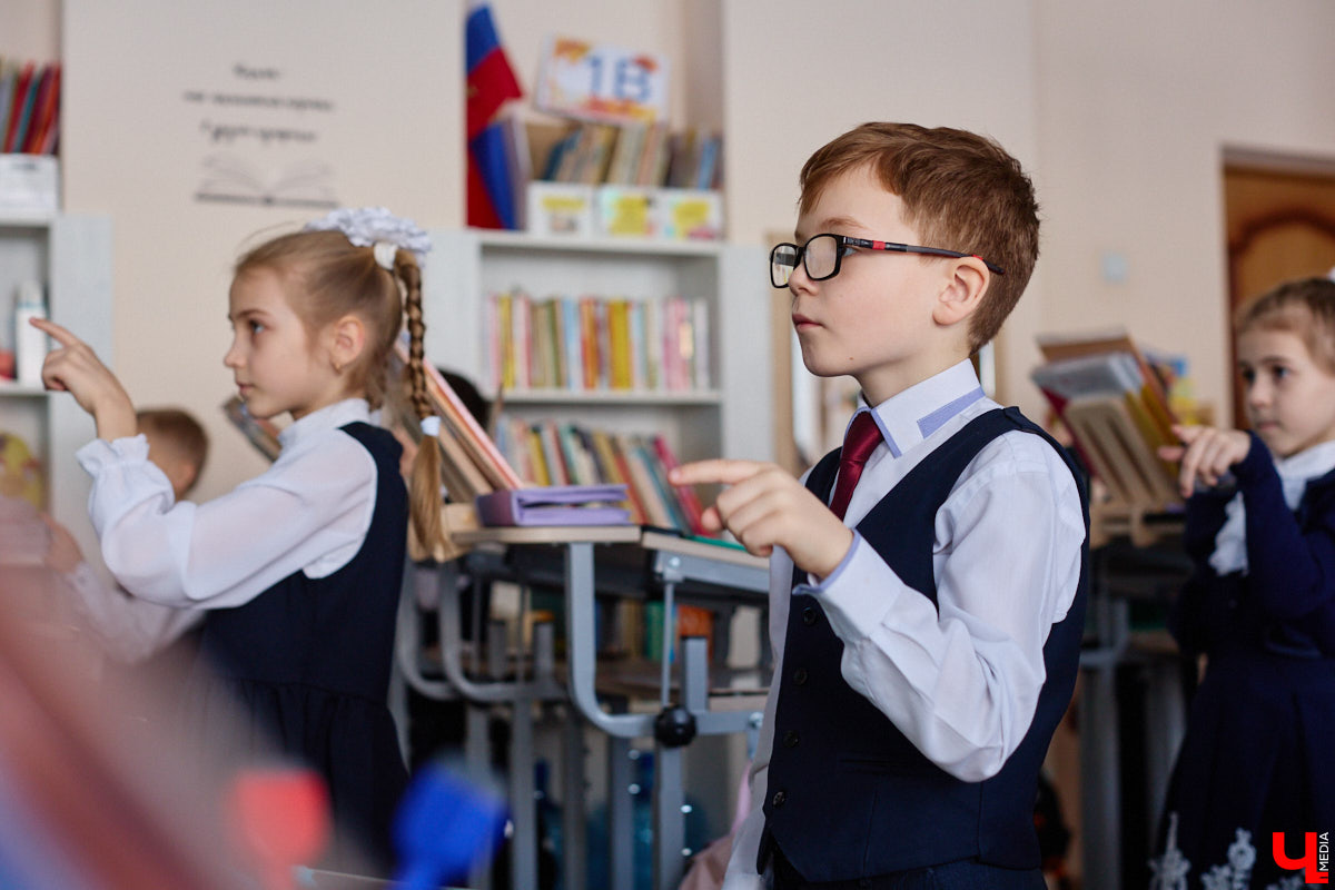 Ученики первого класса школы № 37 учатся в режиме сенсорной свободы и психомоторной раскрепощенности по методике Базарного. Каждые 15 минут дети по очереди встают и садятся, следят за знаком бесконечности на потолке, балансируют на тренажере, много играют и мало болеют. «Ключ-Медиа» пригласили на занятия по необычной программе.