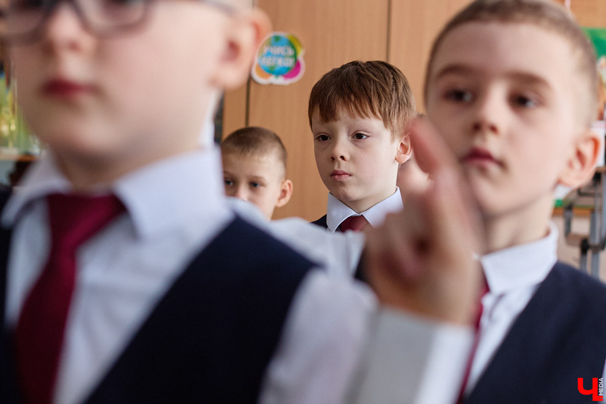 Ученики первого класса школы № 37 учатся в режиме сенсорной свободы и психомоторной раскрепощенности по методике Базарного. Каждые 15 минут дети по очереди встают и садятся, следят за знаком бесконечности на потолке, балансируют на тренажере, много играют и мало болеют. «Ключ-Медиа» пригласили на занятия по необычной программе.