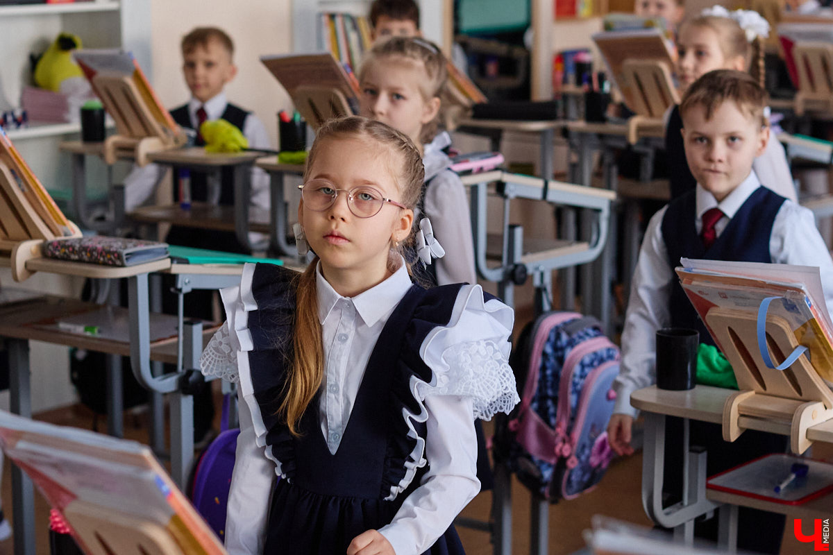 Ученики первого класса школы № 37 учатся в режиме сенсорной свободы и психомоторной раскрепощенности по методике Базарного. Каждые 15 минут дети по очереди встают и садятся, следят за знаком бесконечности на потолке, балансируют на тренажере, много играют и мало болеют. «Ключ-Медиа» пригласили на занятия по необычной программе.