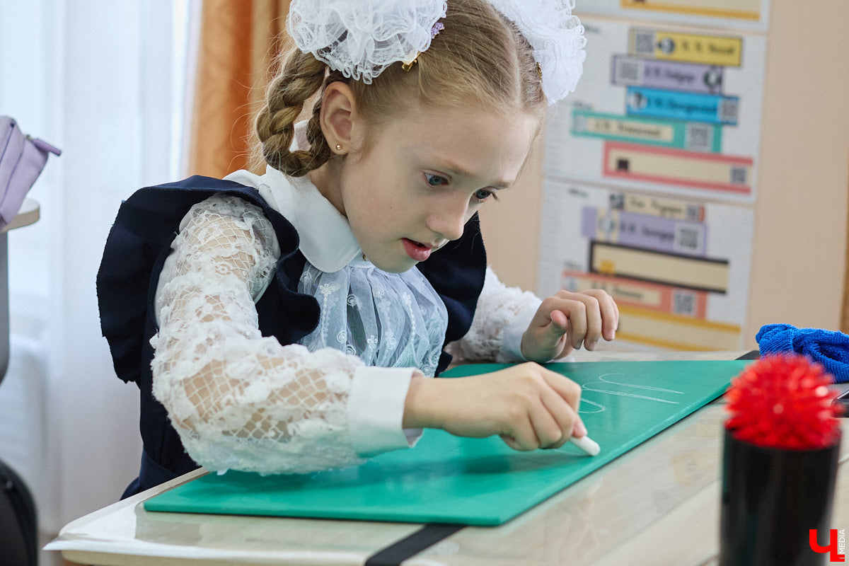 Ученики первого класса школы № 37 учатся в режиме сенсорной свободы и психомоторной раскрепощенности по методике Базарного. Каждые 15 минут дети по очереди встают и садятся, следят за знаком бесконечности на потолке, балансируют на тренажере, много играют и мало болеют. «Ключ-Медиа» пригласили на занятия по необычной программе.