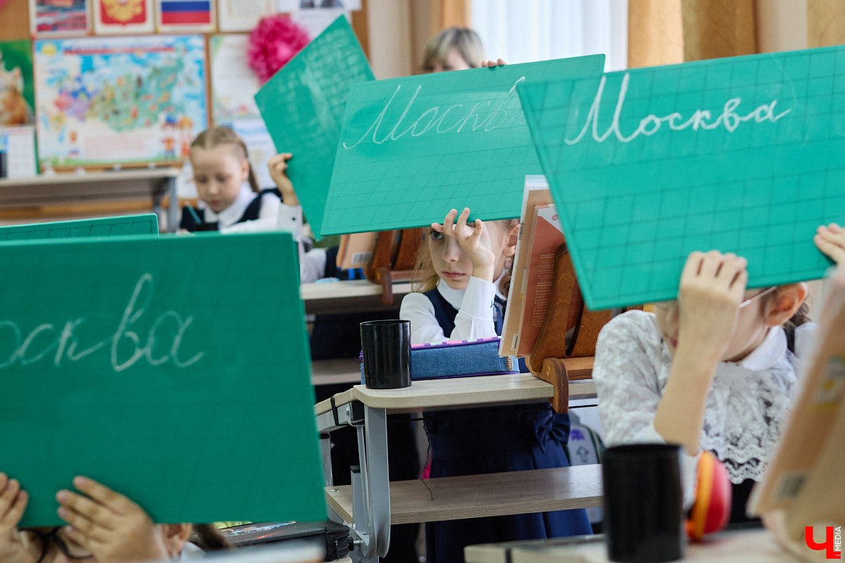 Ученики первого класса школы № 37 учатся в режиме сенсорной свободы и психомоторной раскрепощенности по методике Базарного. Каждые 15 минут дети по очереди встают и садятся, следят за знаком бесконечности на потолке, балансируют на тренажере, много играют и мало болеют. «Ключ-Медиа» пригласили на занятия по необычной программе.