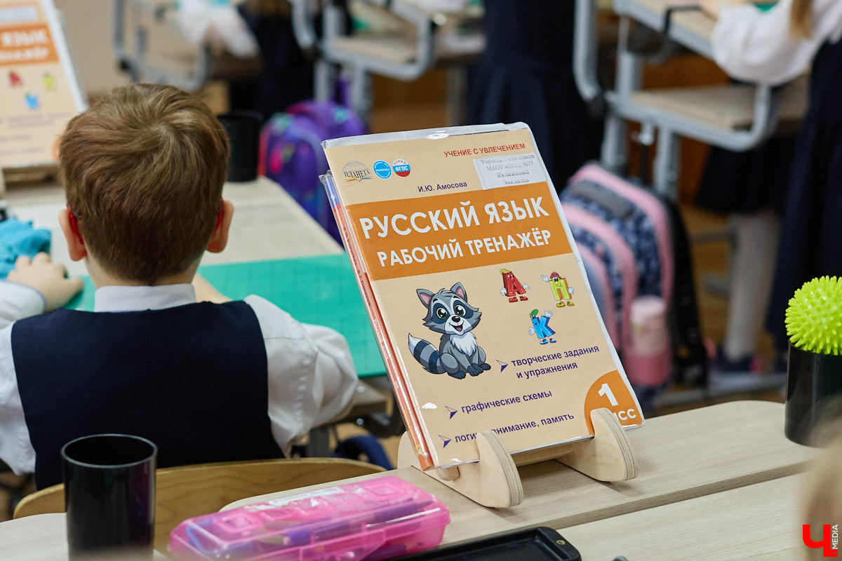 Ученики первого класса школы № 37 учатся в режиме сенсорной свободы и психомоторной раскрепощенности по методике Базарного. Каждые 15 минут дети по очереди встают и садятся, следят за знаком бесконечности на потолке, балансируют на тренажере, много играют и мало болеют. «Ключ-Медиа» пригласили на занятия по необычной программе.