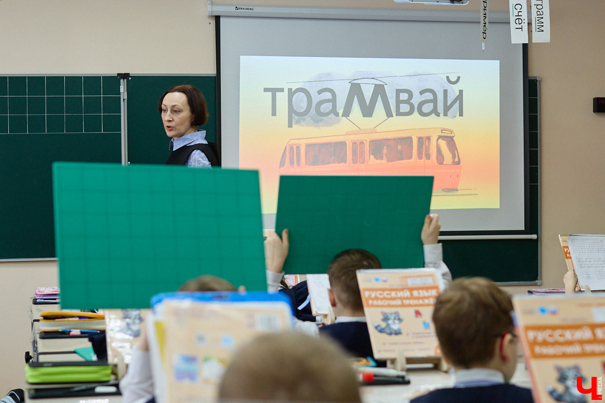 Ученики первого класса школы № 37 учатся в режиме сенсорной свободы и психомоторной раскрепощенности по методике Базарного. Каждые 15 минут дети по очереди встают и садятся, следят за знаком бесконечности на потолке, балансируют на тренажере, много играют и мало болеют. «Ключ-Медиа» пригласили на занятия по необычной программе.