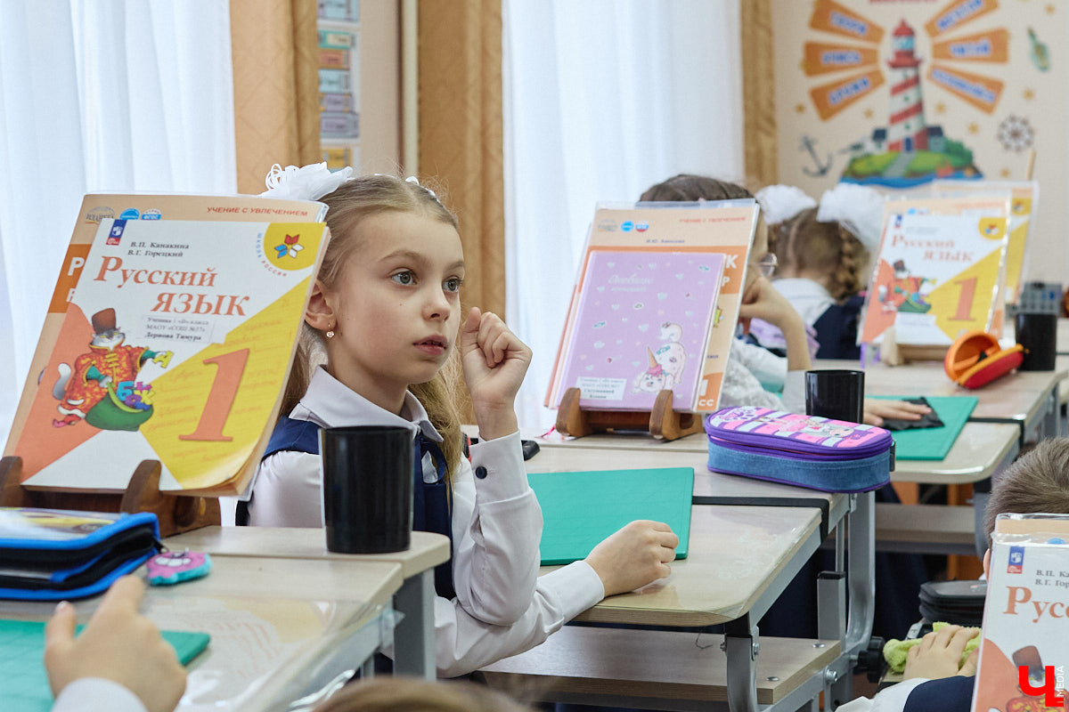 Ученики первого класса школы № 37 учатся в режиме сенсорной свободы и психомоторной раскрепощенности по методике Базарного. Каждые 15 минут дети по очереди встают и садятся, следят за знаком бесконечности на потолке, балансируют на тренажере, много играют и мало болеют. «Ключ-Медиа» пригласили на занятия по необычной программе.