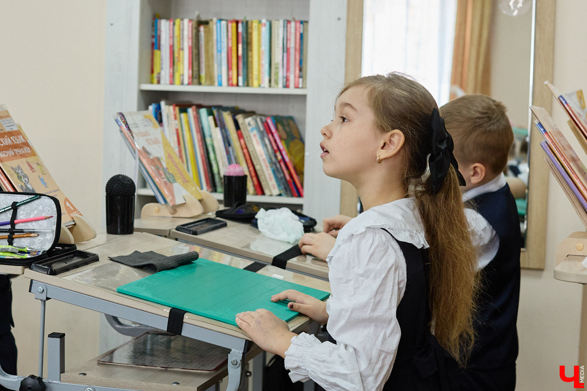 Ученики первого класса школы № 37 учатся в режиме сенсорной свободы и психомоторной раскрепощенности по методике Базарного. Каждые 15 минут дети по очереди встают и садятся, следят за знаком бесконечности на потолке, балансируют на тренажере, много играют и мало болеют. «Ключ-Медиа» пригласили на занятия по необычной программе.