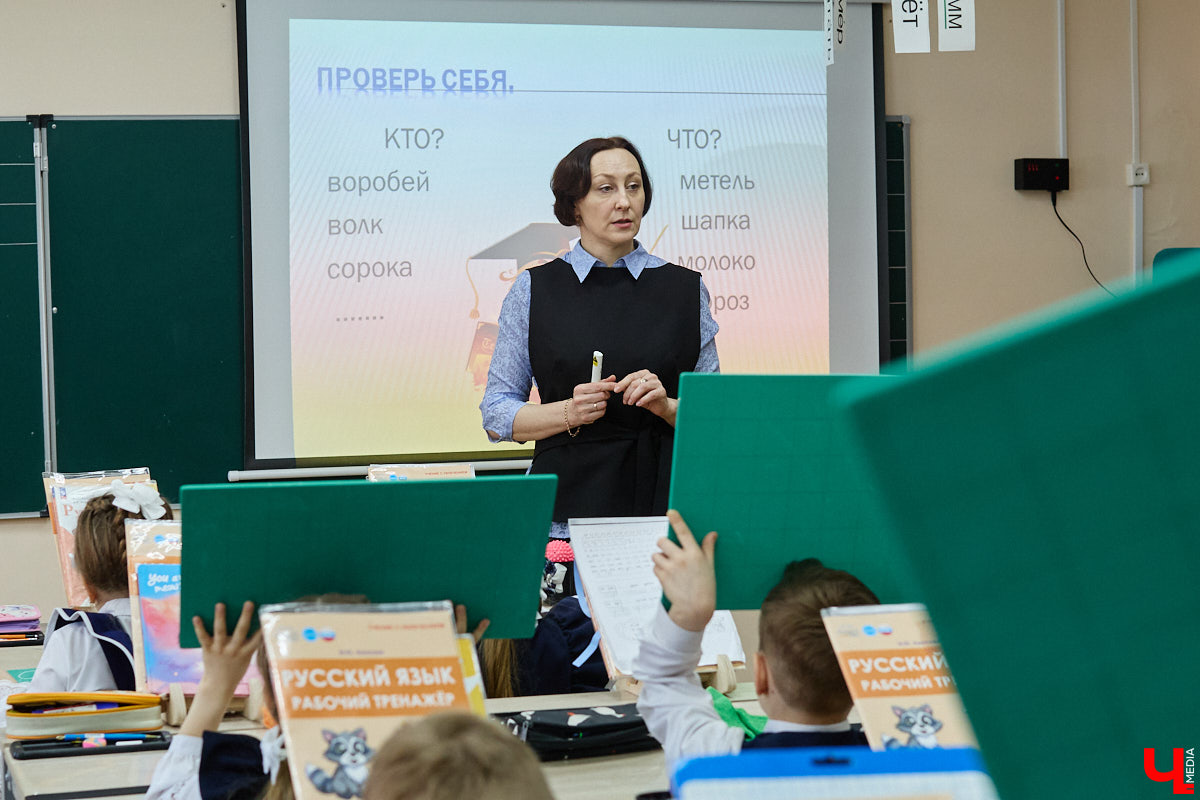 Ученики первого класса школы № 37 учатся в режиме сенсорной свободы и психомоторной раскрепощенности по методике Базарного. Каждые 15 минут дети по очереди встают и садятся, следят за знаком бесконечности на потолке, балансируют на тренажере, много играют и мало болеют. «Ключ-Медиа» пригласили на занятия по необычной программе.