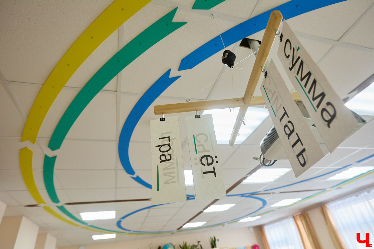 Ученики первого класса школы № 37 учатся в режиме сенсорной свободы и психомоторной раскрепощенности по методике Базарного. Каждые 15 минут дети по очереди встают и садятся, следят за знаком бесконечности на потолке, балансируют на тренажере, много играют и мало болеют. «Ключ-Медиа» пригласили на занятия по необычной программе.