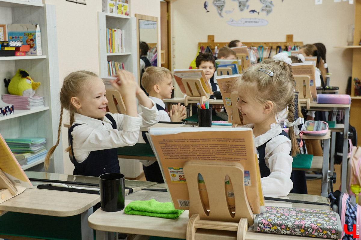 Ученики первого класса школы № 37 учатся в режиме сенсорной свободы и психомоторной раскрепощенности по методике Базарного. Каждые 15 минут дети по очереди встают и садятся, следят за знаком бесконечности на потолке, балансируют на тренажере, много играют и мало болеют. «Ключ-Медиа» пригласили на занятия по необычной программе.