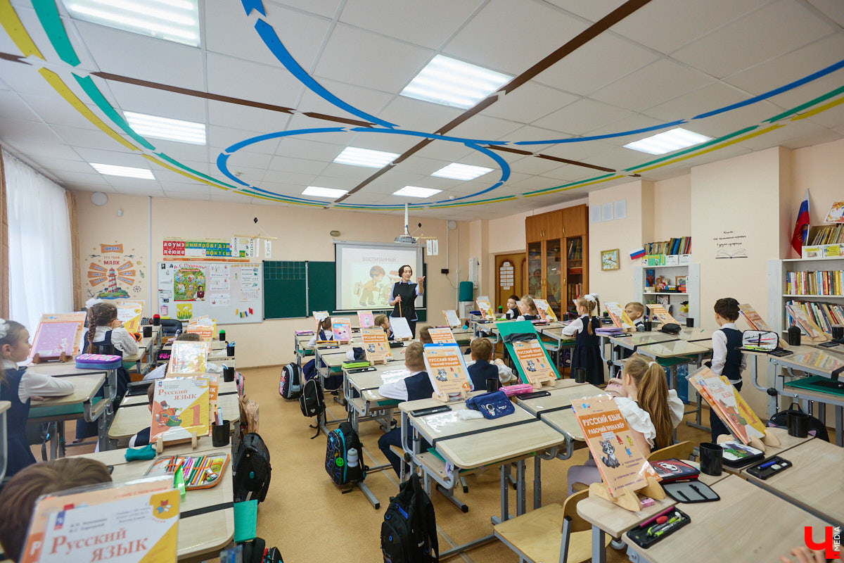 Ученики первого класса школы № 37 учатся в режиме сенсорной свободы и психомоторной раскрепощенности по методике Базарного. Каждые 15 минут дети по очереди встают и садятся, следят за знаком бесконечности на потолке, балансируют на тренажере, много играют и мало болеют. «Ключ-Медиа» пригласили на занятия по необычной программе.