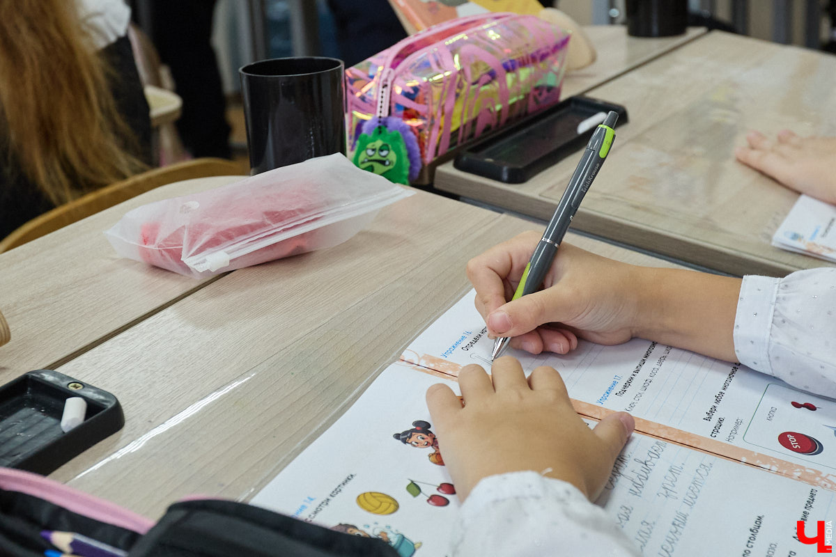 Ученики первого класса школы № 37 учатся в режиме сенсорной свободы и психомоторной раскрепощенности по методике Базарного. Каждые 15 минут дети по очереди встают и садятся, следят за знаком бесконечности на потолке, балансируют на тренажере, много играют и мало болеют. «Ключ-Медиа» пригласили на занятия по необычной программе.