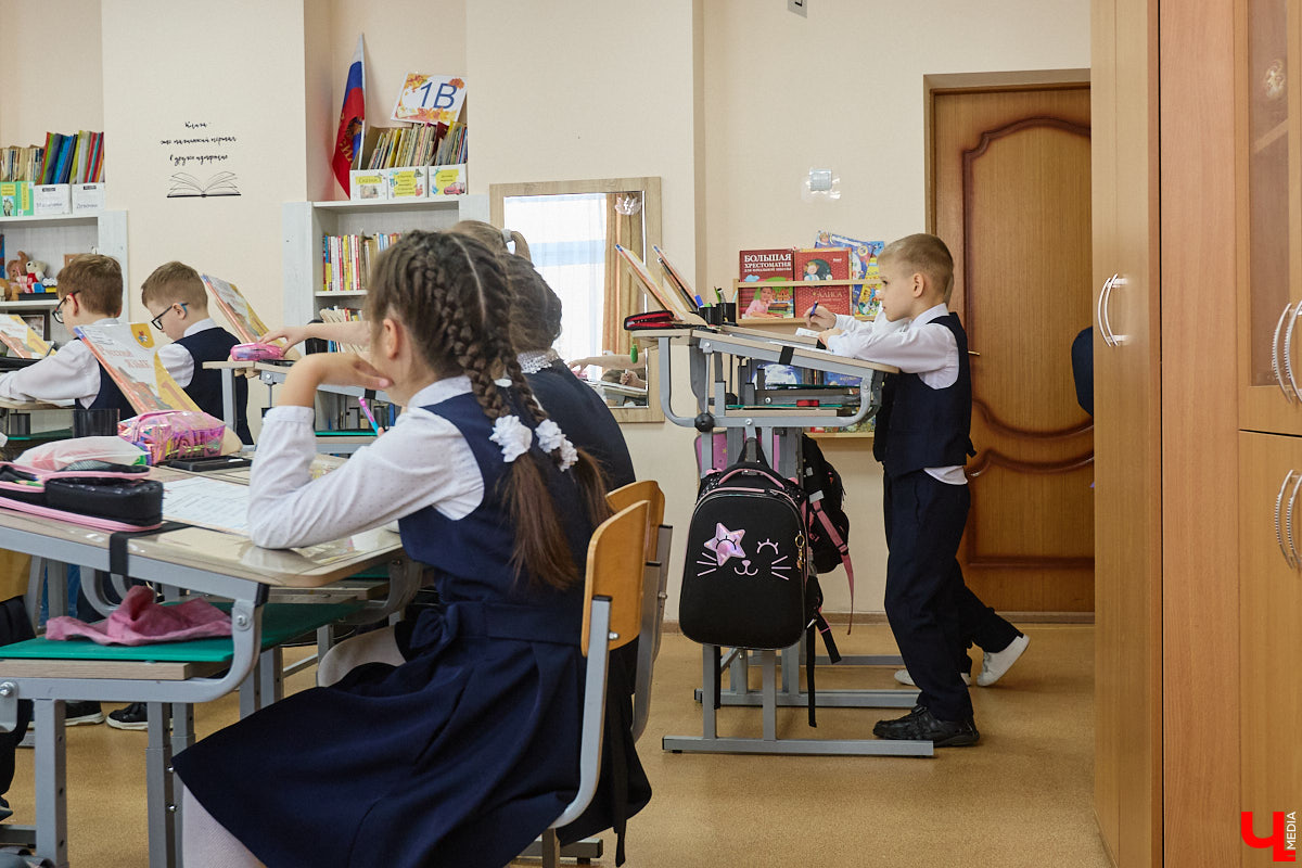 Ученики первого класса школы № 37 учатся в режиме сенсорной свободы и психомоторной раскрепощенности по методике Базарного. Каждые 15 минут дети по очереди встают и садятся, следят за знаком бесконечности на потолке, балансируют на тренажере, много играют и мало болеют. «Ключ-Медиа» пригласили на занятия по необычной программе.