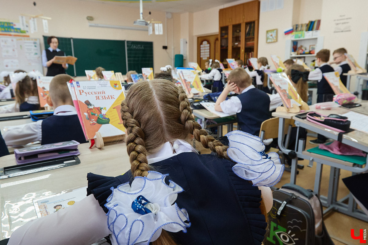 Ученики первого класса школы № 37 учатся в режиме сенсорной свободы и психомоторной раскрепощенности по методике Базарного. Каждые 15 минут дети по очереди встают и садятся, следят за знаком бесконечности на потолке, балансируют на тренажере, много играют и мало болеют. «Ключ-Медиа» пригласили на занятия по необычной программе.