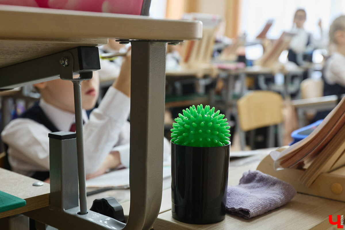 Ученики первого класса школы № 37 учатся в режиме сенсорной свободы и психомоторной раскрепощенности по методике Базарного. Каждые 15 минут дети по очереди встают и садятся, следят за знаком бесконечности на потолке, балансируют на тренажере, много играют и мало болеют. «Ключ-Медиа» пригласили на занятия по необычной программе.