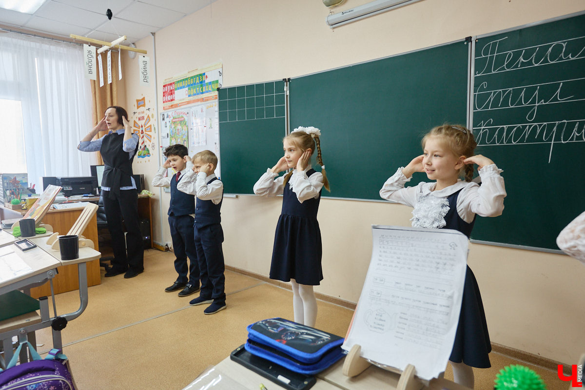 Ученики первого класса школы № 37 учатся в режиме сенсорной свободы и психомоторной раскрепощенности по методике Базарного. Каждые 15 минут дети по очереди встают и садятся, следят за знаком бесконечности на потолке, балансируют на тренажере, много играют и мало болеют. «Ключ-Медиа» пригласили на занятия по необычной программе.