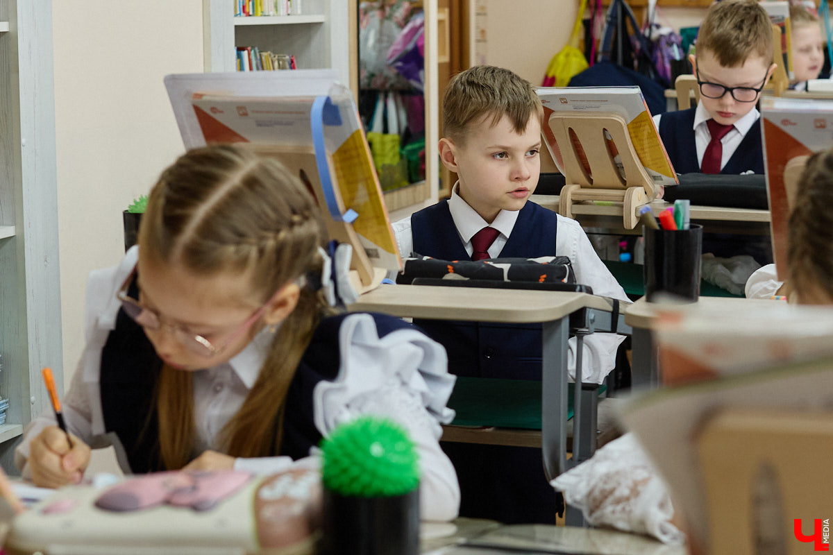 Ученики первого класса школы № 37 учатся в режиме сенсорной свободы и психомоторной раскрепощенности по методике Базарного. Каждые 15 минут дети по очереди встают и садятся, следят за знаком бесконечности на потолке, балансируют на тренажере, много играют и мало болеют. «Ключ-Медиа» пригласили на занятия по необычной программе.