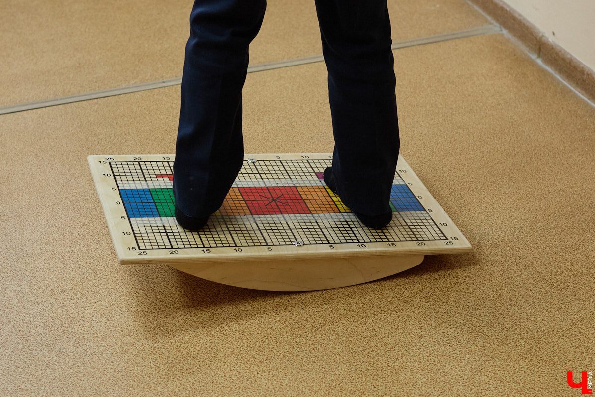 Ученики первого класса школы № 37 учатся в режиме сенсорной свободы и психомоторной раскрепощенности по методике Базарного. Каждые 15 минут дети по очереди встают и садятся, следят за знаком бесконечности на потолке, балансируют на тренажере, много играют и мало болеют. «Ключ-Медиа» пригласили на занятия по необычной программе.