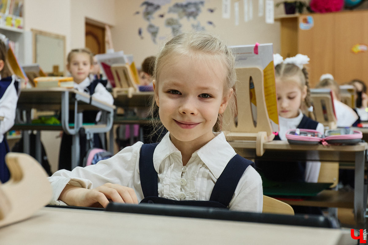 Ученики первого класса школы № 37 учатся в режиме сенсорной свободы и психомоторной раскрепощенности по методике Базарного. Каждые 15 минут дети по очереди встают и садятся, следят за знаком бесконечности на потолке, балансируют на тренажере, много играют и мало болеют. «Ключ-Медиа» пригласили на занятия по необычной программе.