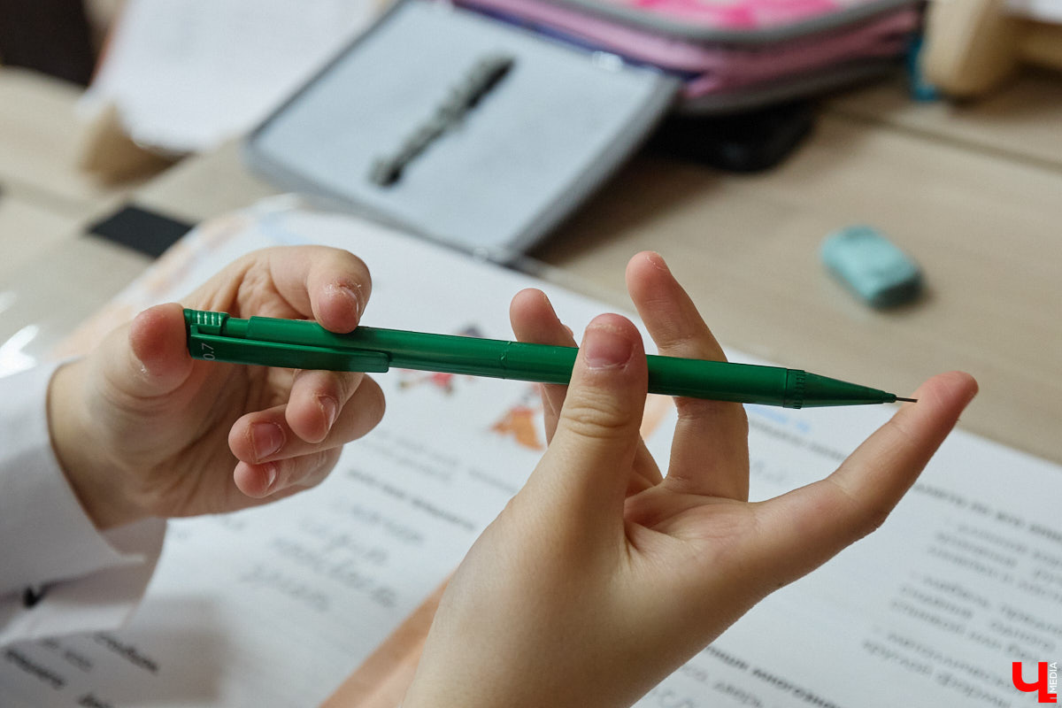 Ученики первого класса школы № 37 учатся в режиме сенсорной свободы и психомоторной раскрепощенности по методике Базарного. Каждые 15 минут дети по очереди встают и садятся, следят за знаком бесконечности на потолке, балансируют на тренажере, много играют и мало болеют. «Ключ-Медиа» пригласили на занятия по необычной программе.