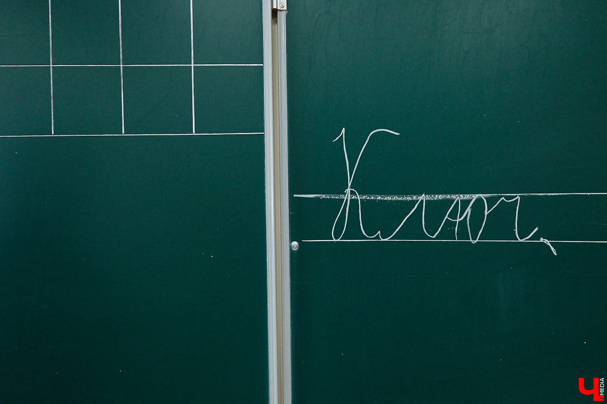 Ученики первого класса школы № 37 учатся в режиме сенсорной свободы и психомоторной раскрепощенности по методике Базарного. Каждые 15 минут дети по очереди встают и садятся, следят за знаком бесконечности на потолке, балансируют на тренажере, много играют и мало болеют. «Ключ-Медиа» пригласили на занятия по необычной программе.