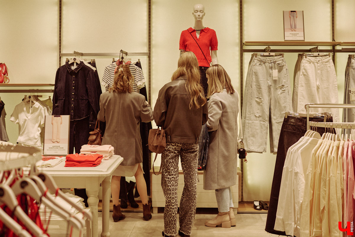 Весна 2026 года началась с фешен-экспериментов! После выхода сериала «Американская история любви» девушки отложили броские вещи в сторонку, дабы в этом сезоне научиться пользоваться базовым гардеробом. Источником их вдохновения стала Кэролин Бессетт-Кеннеди. «Ключ-Медиа» исследовал притягательность образов блондинки с помощью владимирской модели Дарьи Сереченко и стилиста Дины Бердинских.