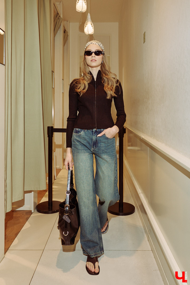 Весна 2026 года началась с фешен-экспериментов! После выхода сериала «Американская история любви» девушки отложили броские вещи в сторонку, дабы в этом сезоне научиться пользоваться базовым гардеробом. Источником их вдохновения стала Кэролин Бессетт-Кеннеди. «Ключ-Медиа» исследовал притягательность образов блондинки с помощью владимирской модели Дарьи Сереченко и стилиста Дины Бердинских.