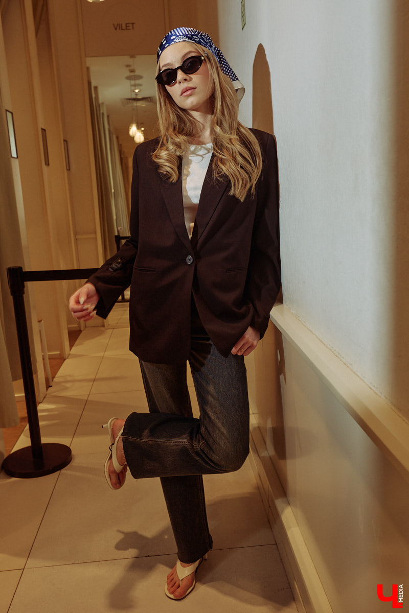 Весна 2026 года началась с фешен-экспериментов! После выхода сериала «Американская история любви» девушки отложили броские вещи в сторонку, дабы в этом сезоне научиться пользоваться базовым гардеробом. Источником их вдохновения стала Кэролин Бессетт-Кеннеди. «Ключ-Медиа» исследовал притягательность образов блондинки с помощью владимирской модели Дарьи Сереченко и стилиста Дины Бердинских.