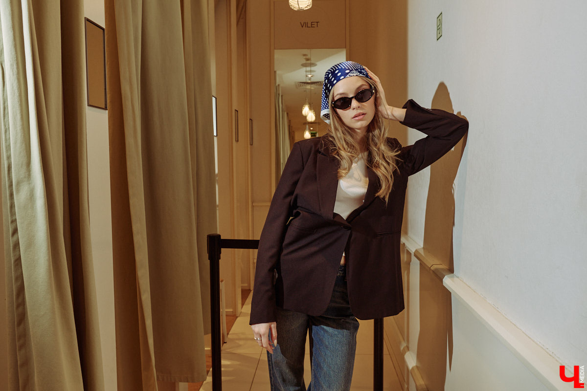 Весна 2026 года началась с фешен-экспериментов! После выхода сериала «Американская история любви» девушки отложили броские вещи в сторонку, дабы в этом сезоне научиться пользоваться базовым гардеробом. Источником их вдохновения стала Кэролин Бессетт-Кеннеди. «Ключ-Медиа» исследовал притягательность образов блондинки с помощью владимирской модели Дарьи Сереченко и стилиста Дины Бердинских.