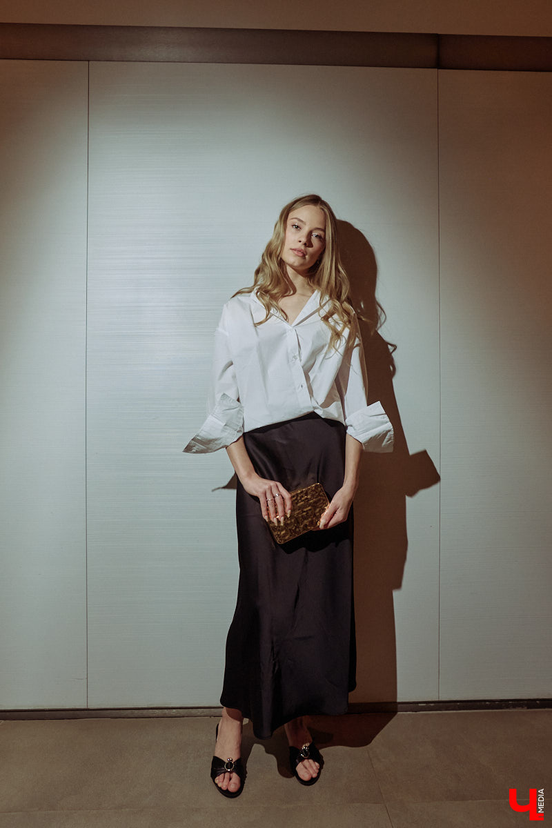 Весна 2026 года началась с фешен-экспериментов! После выхода сериала «Американская история любви» девушки отложили броские вещи в сторонку, дабы в этом сезоне научиться пользоваться базовым гардеробом. Источником их вдохновения стала Кэролин Бессетт-Кеннеди. «Ключ-Медиа» исследовал притягательность образов блондинки с помощью владимирской модели Дарьи Сереченко и стилиста Дины Бердинских.