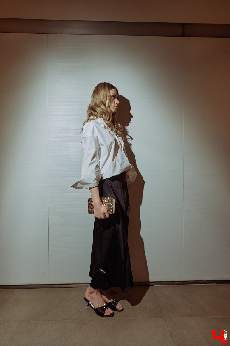 Весна 2026 года началась с фешен-экспериментов! После выхода сериала «Американская история любви» девушки отложили броские вещи в сторонку, дабы в этом сезоне научиться пользоваться базовым гардеробом. Источником их вдохновения стала Кэролин Бессетт-Кеннеди. «Ключ-Медиа» исследовал притягательность образов блондинки с помощью владимирской модели Дарьи Сереченко и стилиста Дины Бердинских.