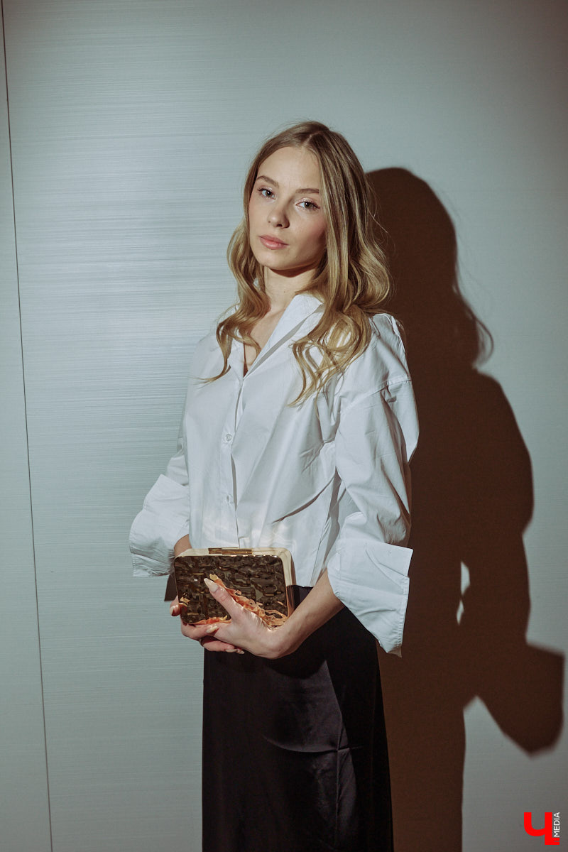 Весна 2026 года началась с фешен-экспериментов! После выхода сериала «Американская история любви» девушки отложили броские вещи в сторонку, дабы в этом сезоне научиться пользоваться базовым гардеробом. Источником их вдохновения стала Кэролин Бессетт-Кеннеди. «Ключ-Медиа» исследовал притягательность образов блондинки с помощью владимирской модели Дарьи Сереченко и стилиста Дины Бердинских.