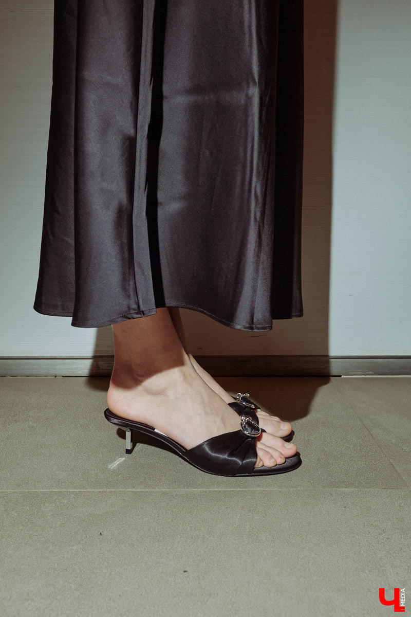 Весна 2026 года началась с фешен-экспериментов! После выхода сериала «Американская история любви» девушки отложили броские вещи в сторонку, дабы в этом сезоне научиться пользоваться базовым гардеробом. Источником их вдохновения стала Кэролин Бессетт-Кеннеди. «Ключ-Медиа» исследовал притягательность образов блондинки с помощью владимирской модели Дарьи Сереченко и стилиста Дины Бердинских.