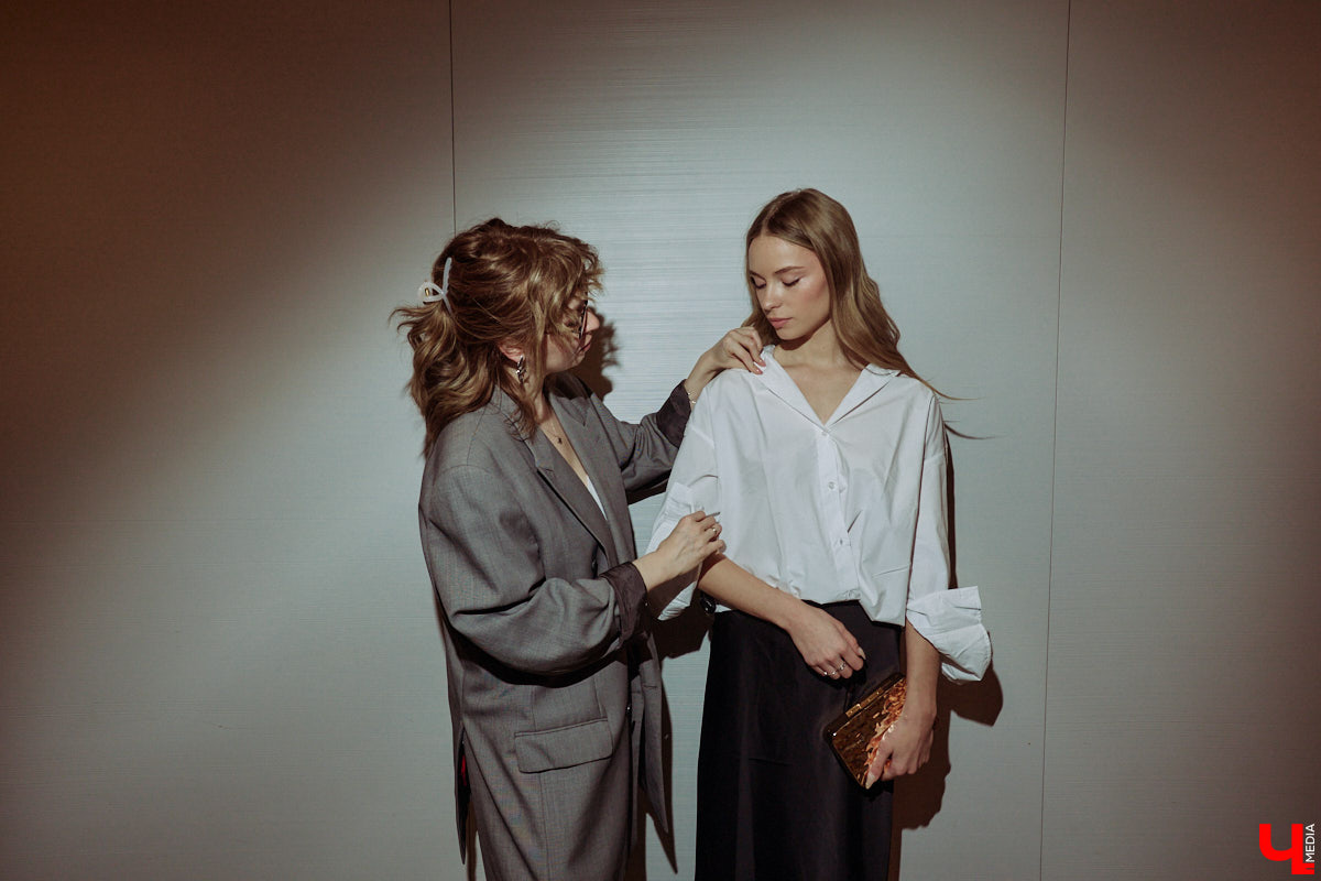 Весна 2026 года началась с фешен-экспериментов! После выхода сериала «Американская история любви» девушки отложили броские вещи в сторонку, дабы в этом сезоне научиться пользоваться базовым гардеробом. Источником их вдохновения стала Кэролин Бессетт-Кеннеди. «Ключ-Медиа» исследовал притягательность образов блондинки с помощью владимирской модели Дарьи Сереченко и стилиста Дины Бердинских.