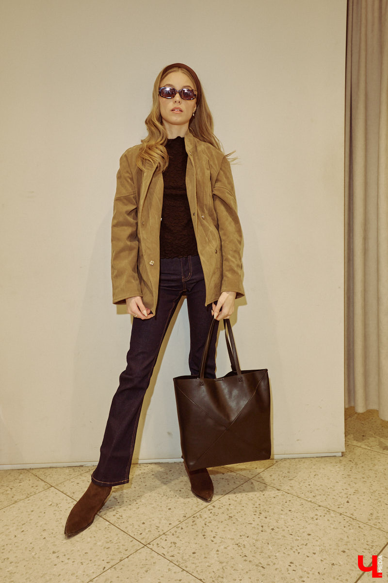 Весна 2026 года началась с фешен-экспериментов! После выхода сериала «Американская история любви» девушки отложили броские вещи в сторонку, дабы в этом сезоне научиться пользоваться базовым гардеробом. Источником их вдохновения стала Кэролин Бессетт-Кеннеди. «Ключ-Медиа» исследовал притягательность образов блондинки с помощью владимирской модели Дарьи Сереченко и стилиста Дины Бердинских.