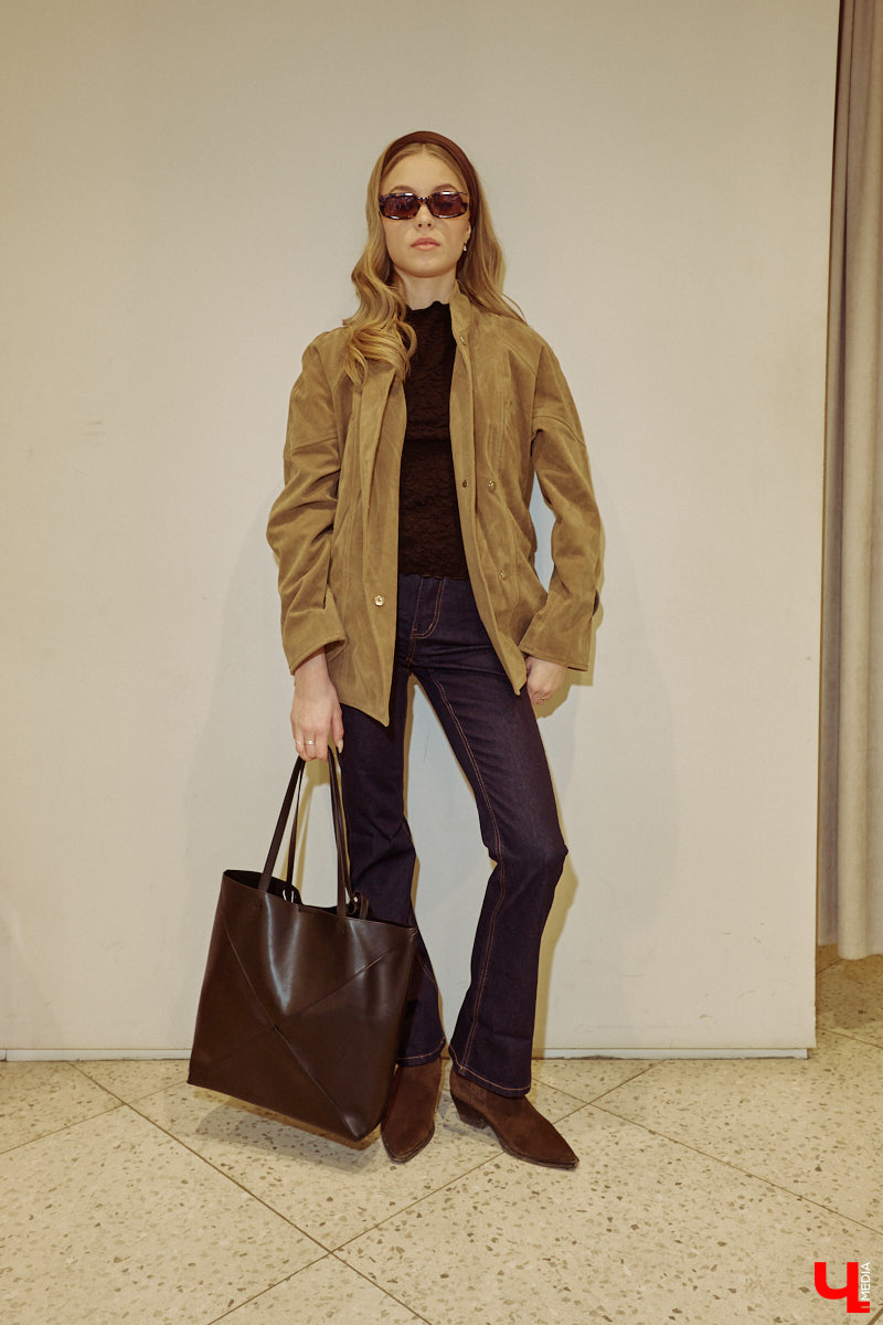 Весна 2026 года началась с фешен-экспериментов! После выхода сериала «Американская история любви» девушки отложили броские вещи в сторонку, дабы в этом сезоне научиться пользоваться базовым гардеробом. Источником их вдохновения стала Кэролин Бессетт-Кеннеди. «Ключ-Медиа» исследовал притягательность образов блондинки с помощью владимирской модели Дарьи Сереченко и стилиста Дины Бердинских.