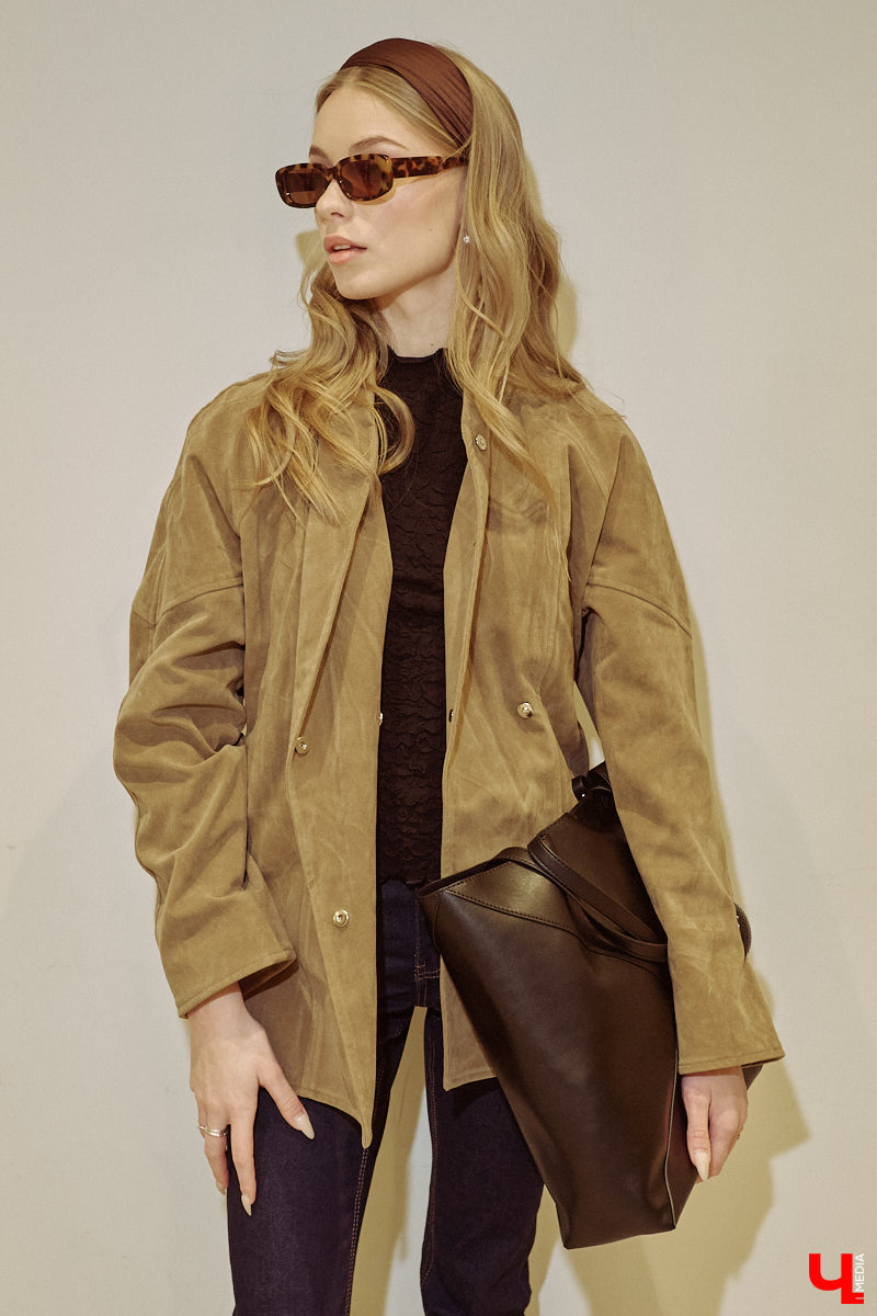 Весна 2026 года началась с фешен-экспериментов! После выхода сериала «Американская история любви» девушки отложили броские вещи в сторонку, дабы в этом сезоне научиться пользоваться базовым гардеробом. Источником их вдохновения стала Кэролин Бессетт-Кеннеди. «Ключ-Медиа» исследовал притягательность образов блондинки с помощью владимирской модели Дарьи Сереченко и стилиста Дины Бердинских.