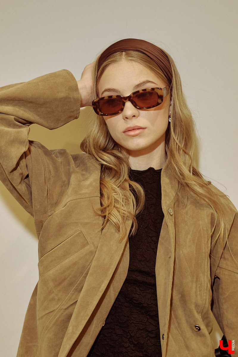 Весна 2026 года началась с фешен-экспериментов! После выхода сериала «Американская история любви» девушки отложили броские вещи в сторонку, дабы в этом сезоне научиться пользоваться базовым гардеробом. Источником их вдохновения стала Кэролин Бессетт-Кеннеди. «Ключ-Медиа» исследовал притягательность образов блондинки с помощью владимирской модели Дарьи Сереченко и стилиста Дины Бердинских.